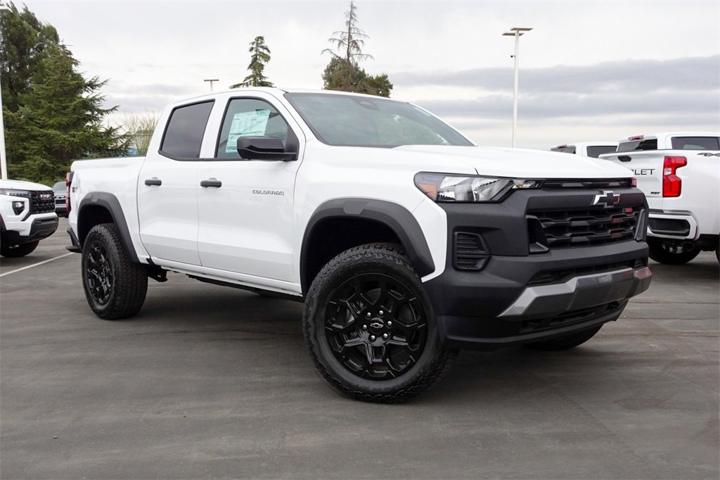 2026 Chevrolet Colorado Trail Boss photo 2