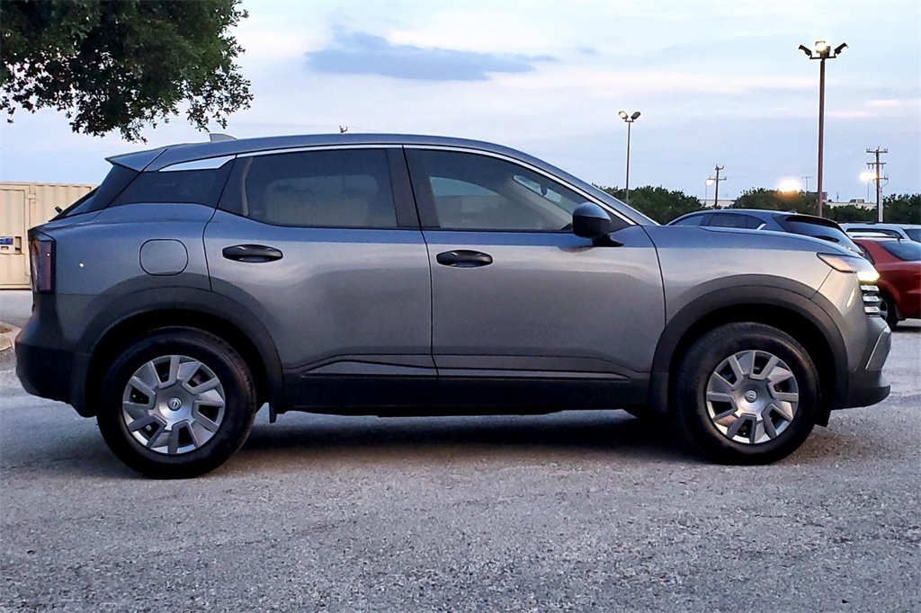 2025 Nissan Kicks S photo 3