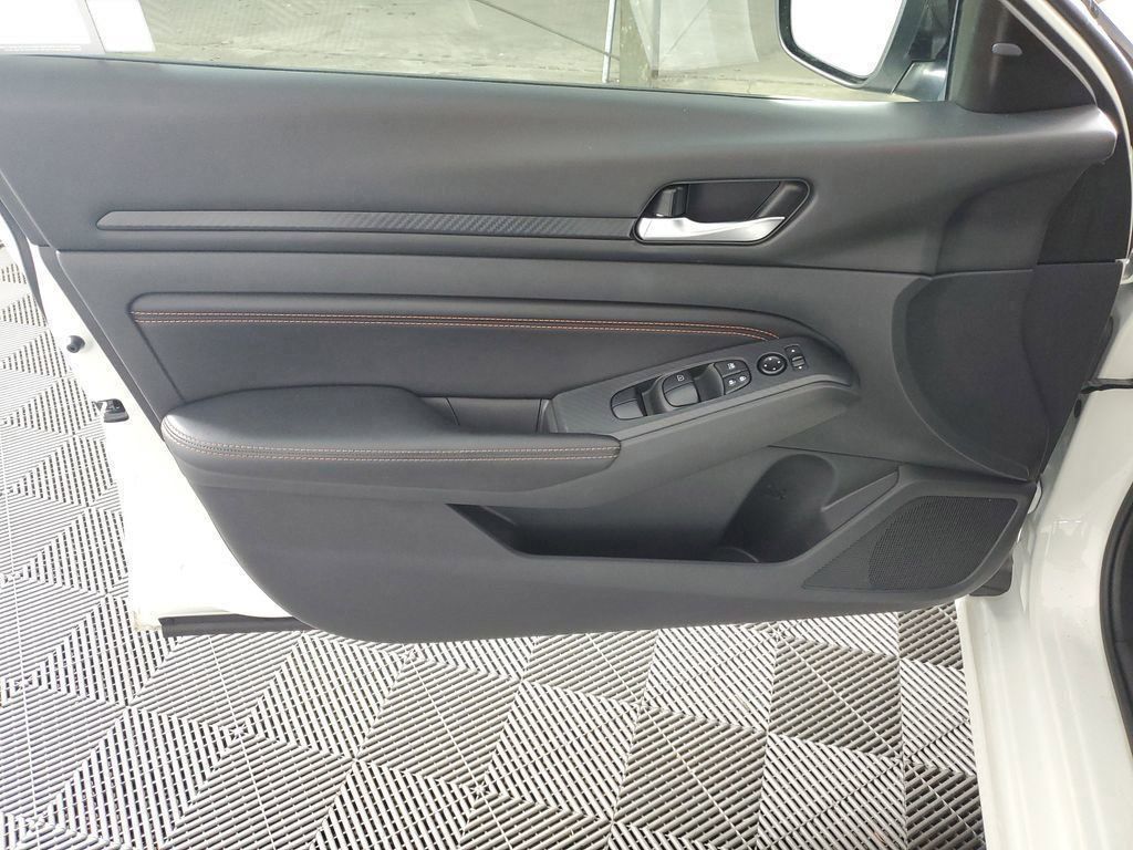 Used 2021 White Nissan 2.5 SR image 32