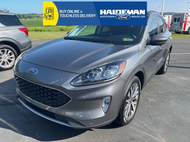 2022 Ford Escape Titanium's photo