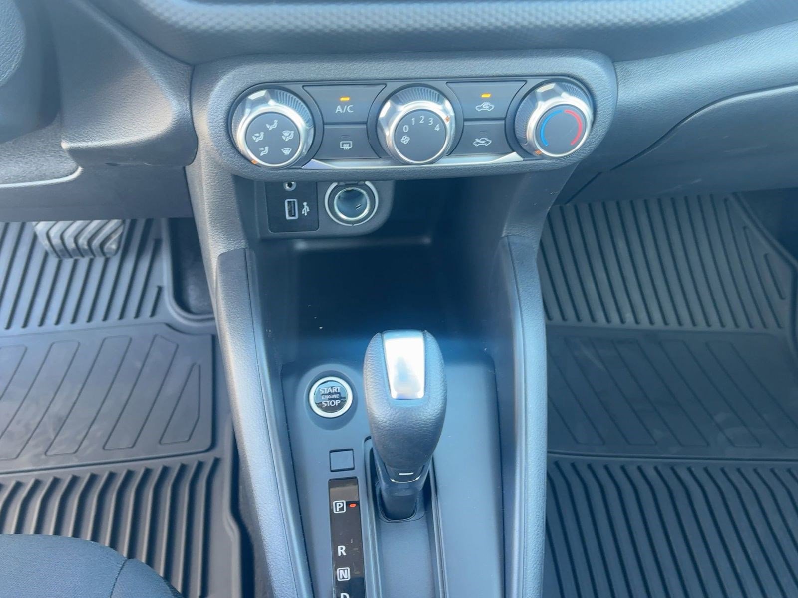 2025 Nissan Kicks Play S photo 17