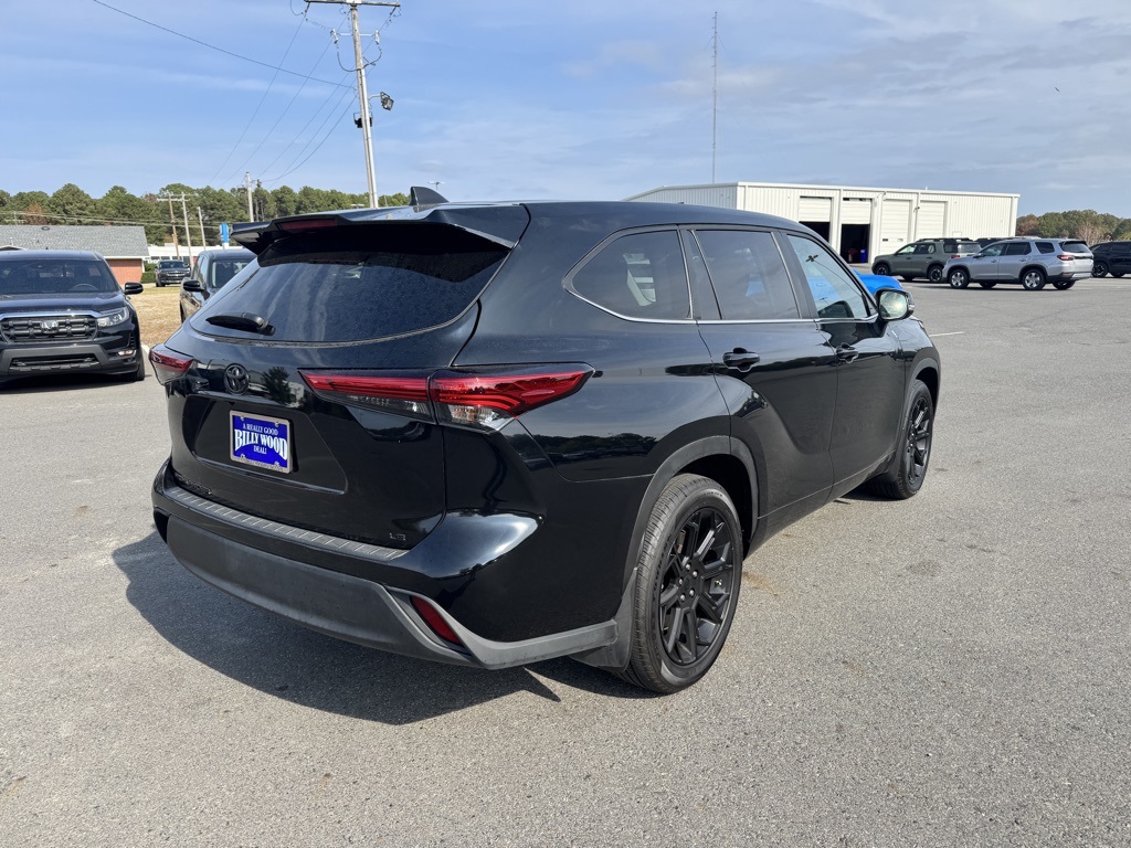 2023 Toyota Highlander LE photo 3
