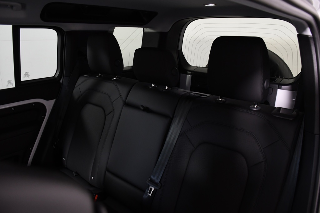 2025 Land Rover Defender 110 S photo 27