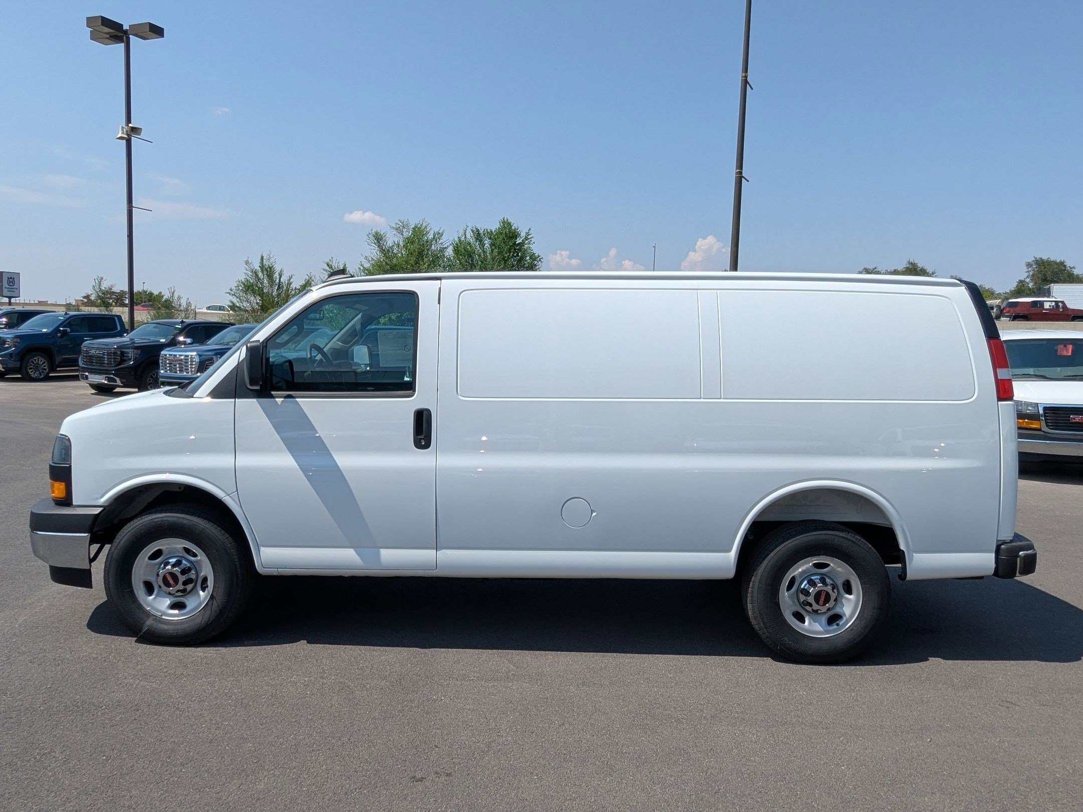 2025 Gmc Savana Cargo 2500 photo 2