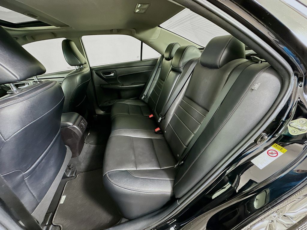 2017 Toyota Camry XLE photo 22