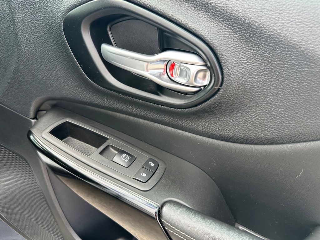 2023 Jeep Cherokee Altitude Lux photo 13