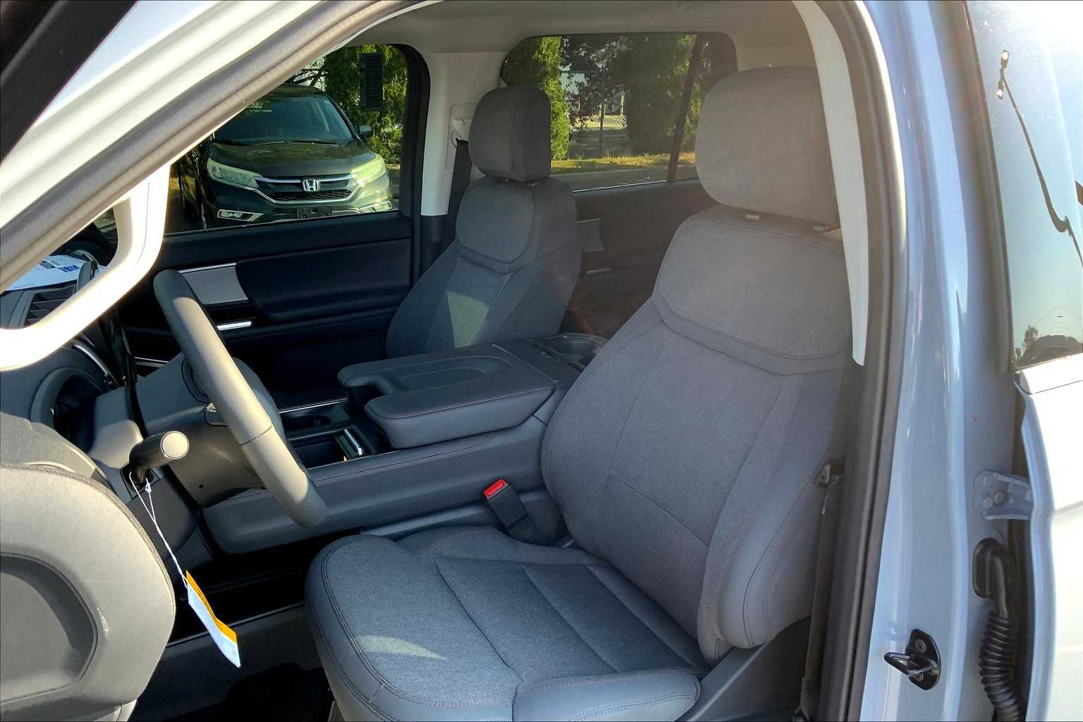 2025 Ford Expedition photo 8