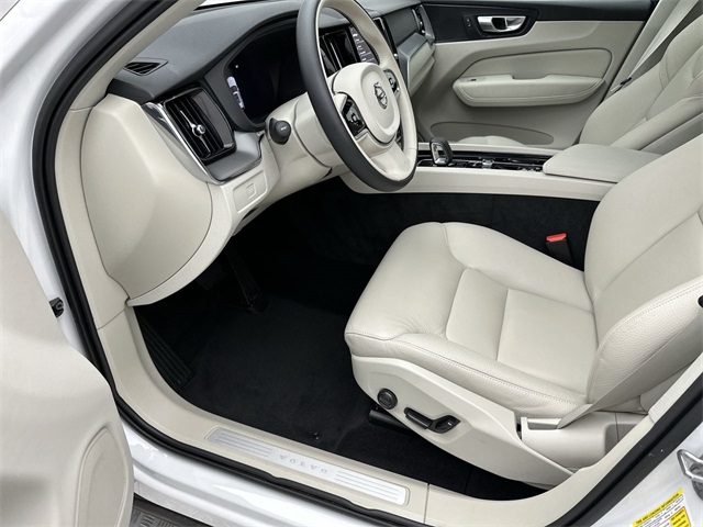 2025 Volvo XC60 B5 Core photo 2