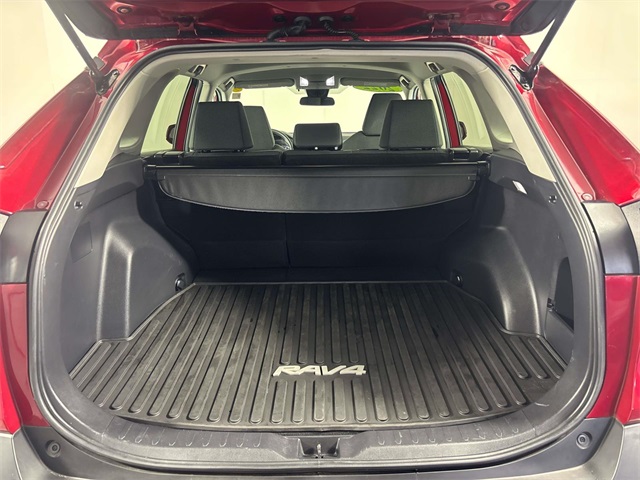 2022 Toyota RAV4 LE photo 8