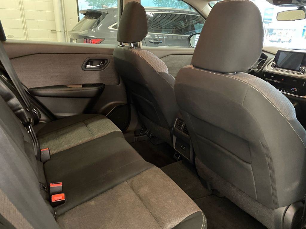 2022 Nissan Rogue SV photo 17