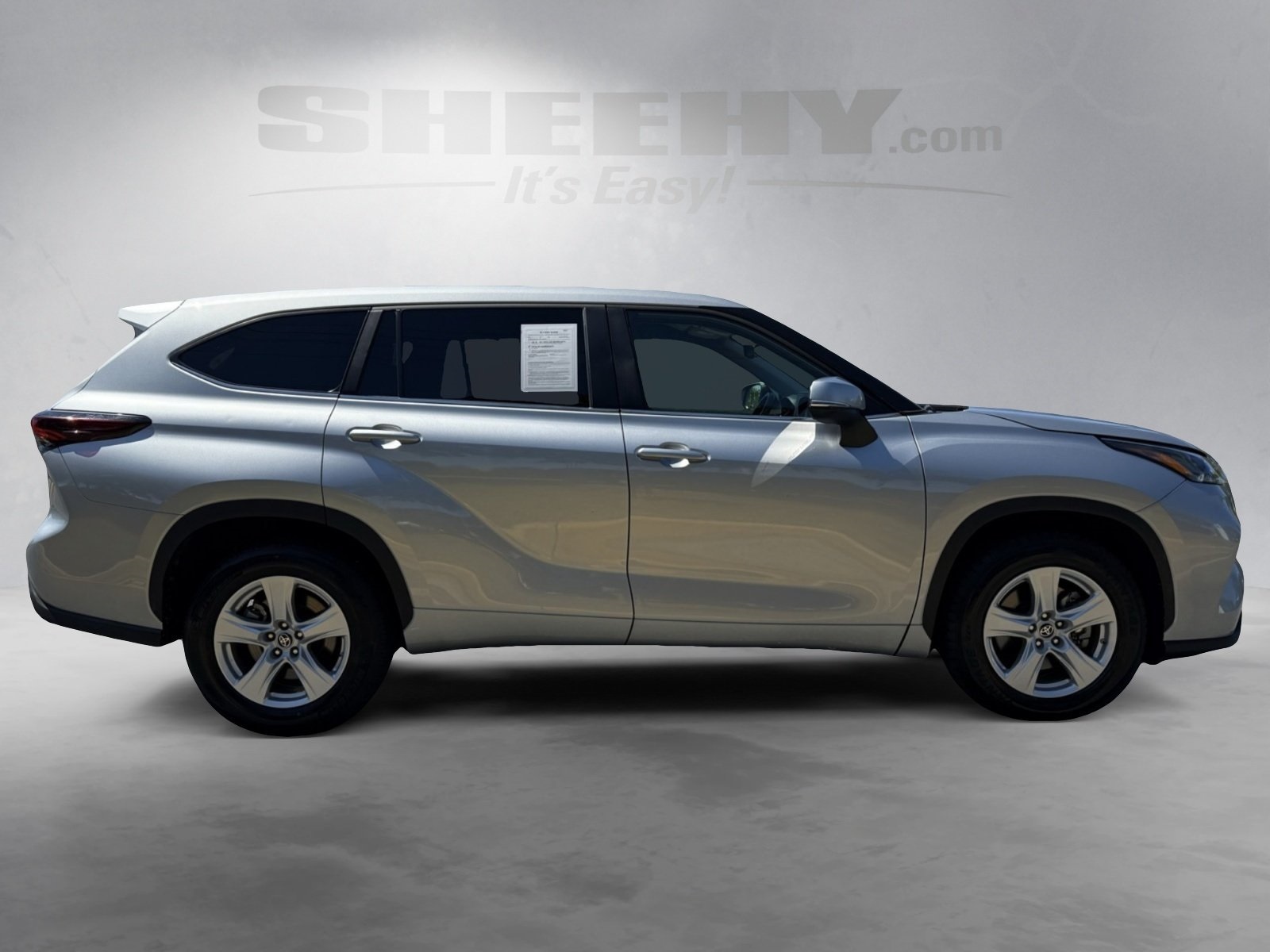 2024 Toyota Highlander LE photo 4