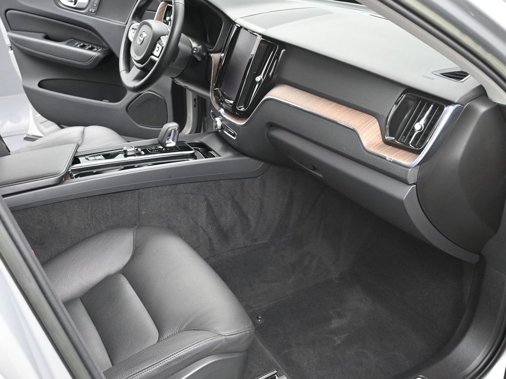 2023 Volvo XC60 B5 Plus photo 20