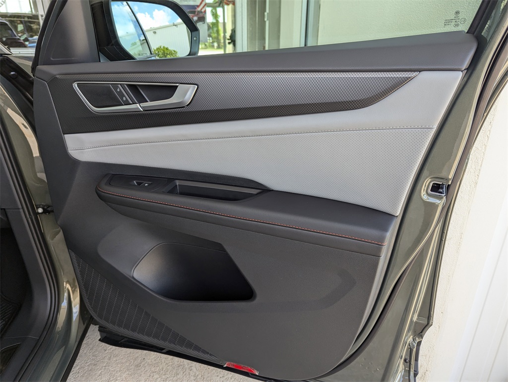 2025 Volkswagen Atlas SE Technology Peak Edition photo 33