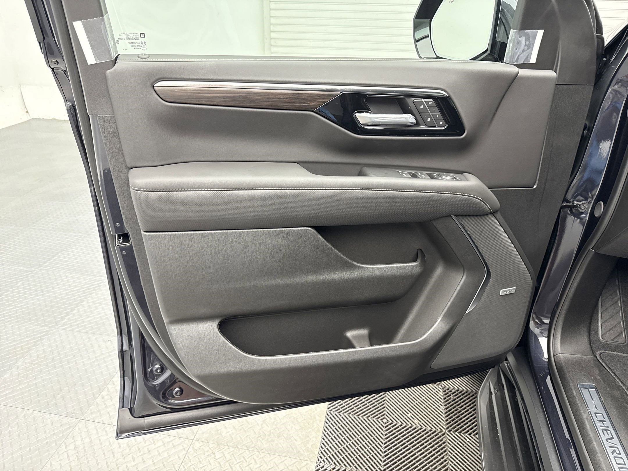 2025 Chevrolet Suburban Premier photo 8