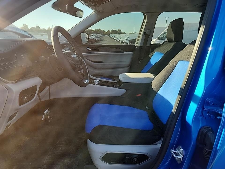 2023 Jeep Grand Cherokee Overland photo 2