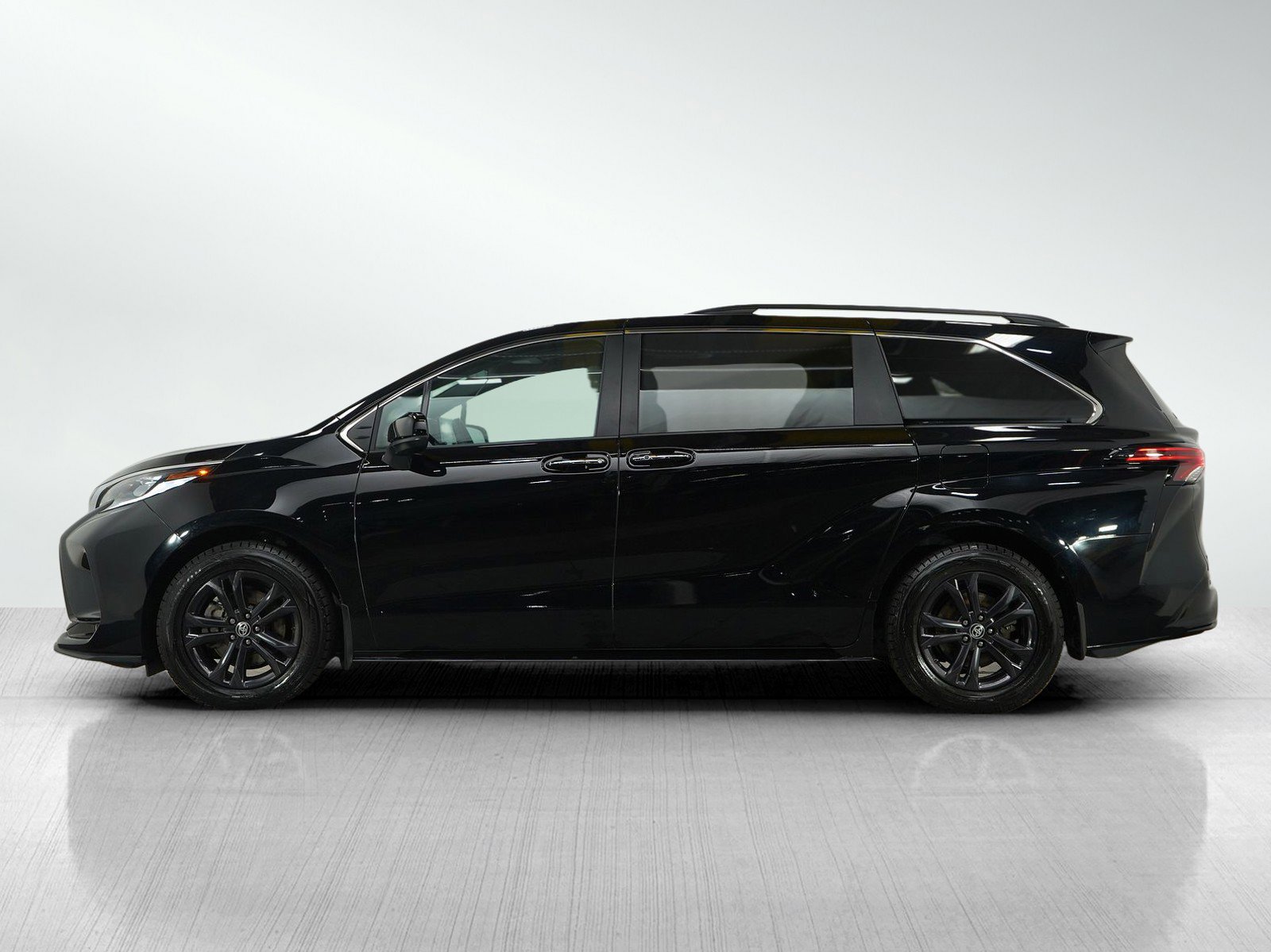 Used 2024 Toyota Sienna XSE with VIN 5TDGSKFC1RS143815 for sale in Bloomington, Minnesota
