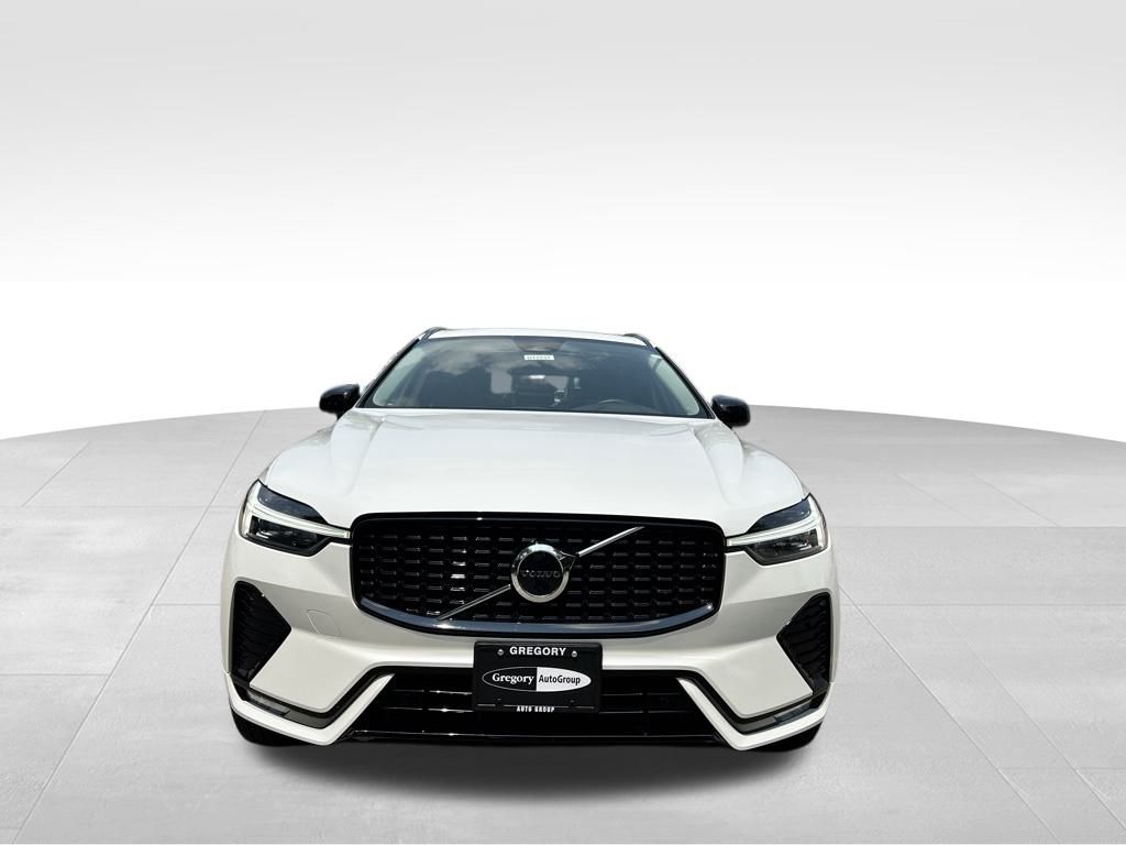 2025 Volvo XC60 B5 Core photo 2