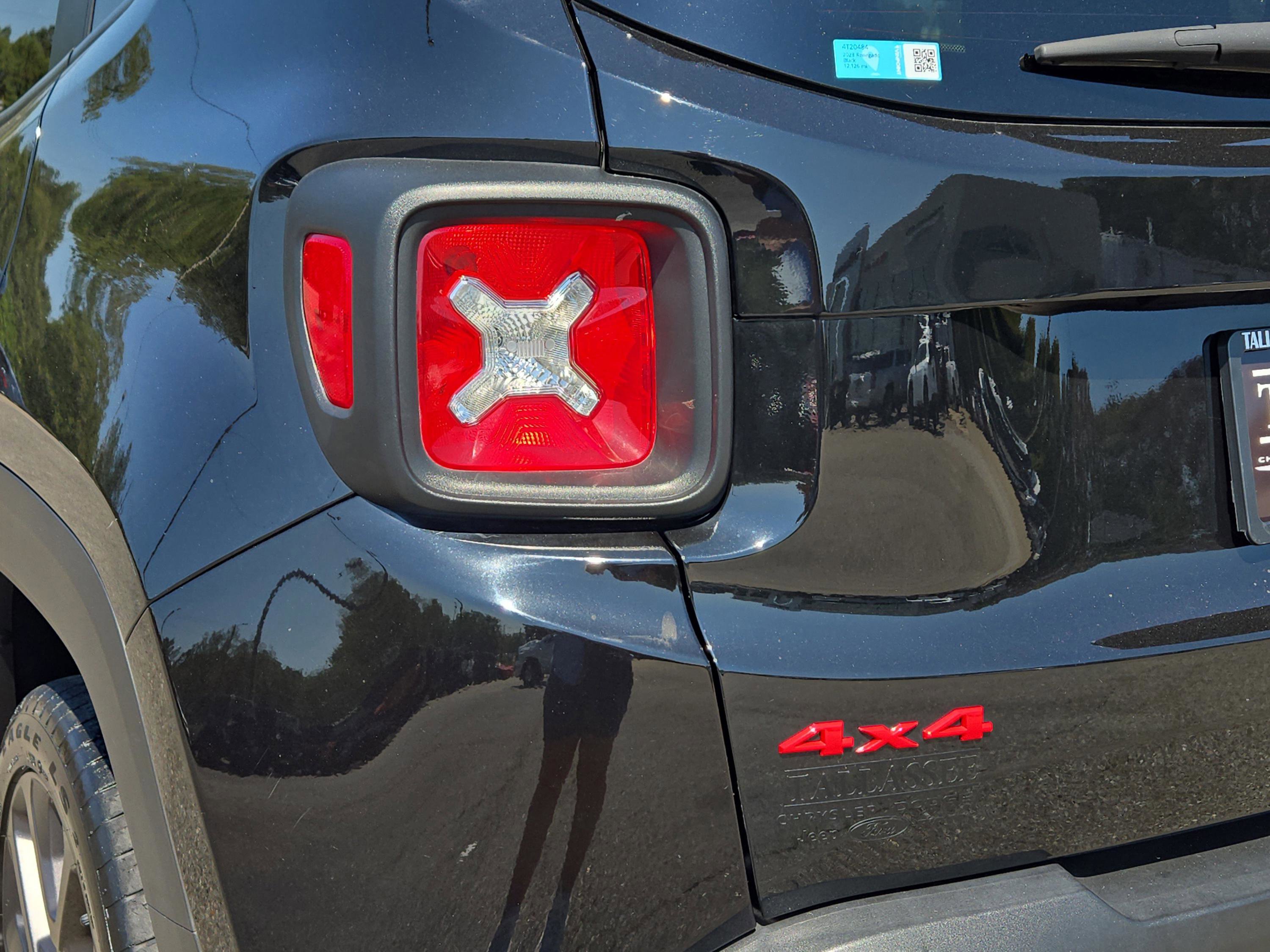 2023 Jeep Renegade Latitude Red Edition photo 6