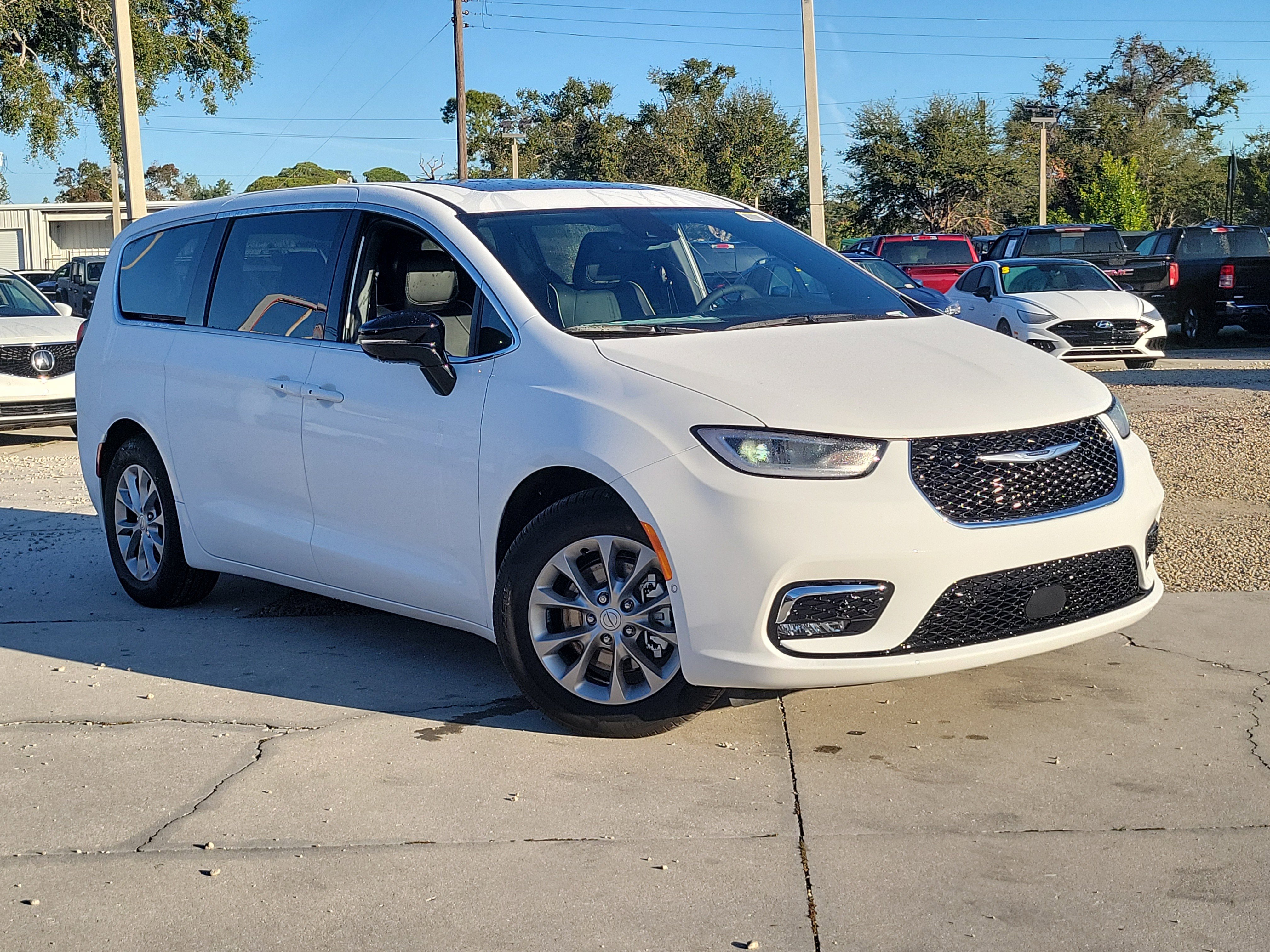 2026 Chrysler Pacifica Limited's photo