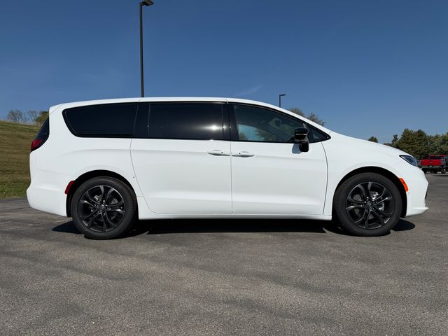 2026 Chrysler Pacifica photo 4