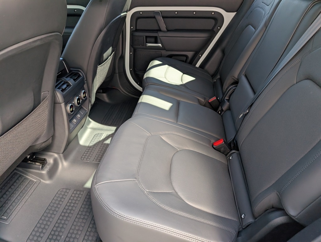 2025 Land Rover Defender 110 X-Dynamic SE photo 26