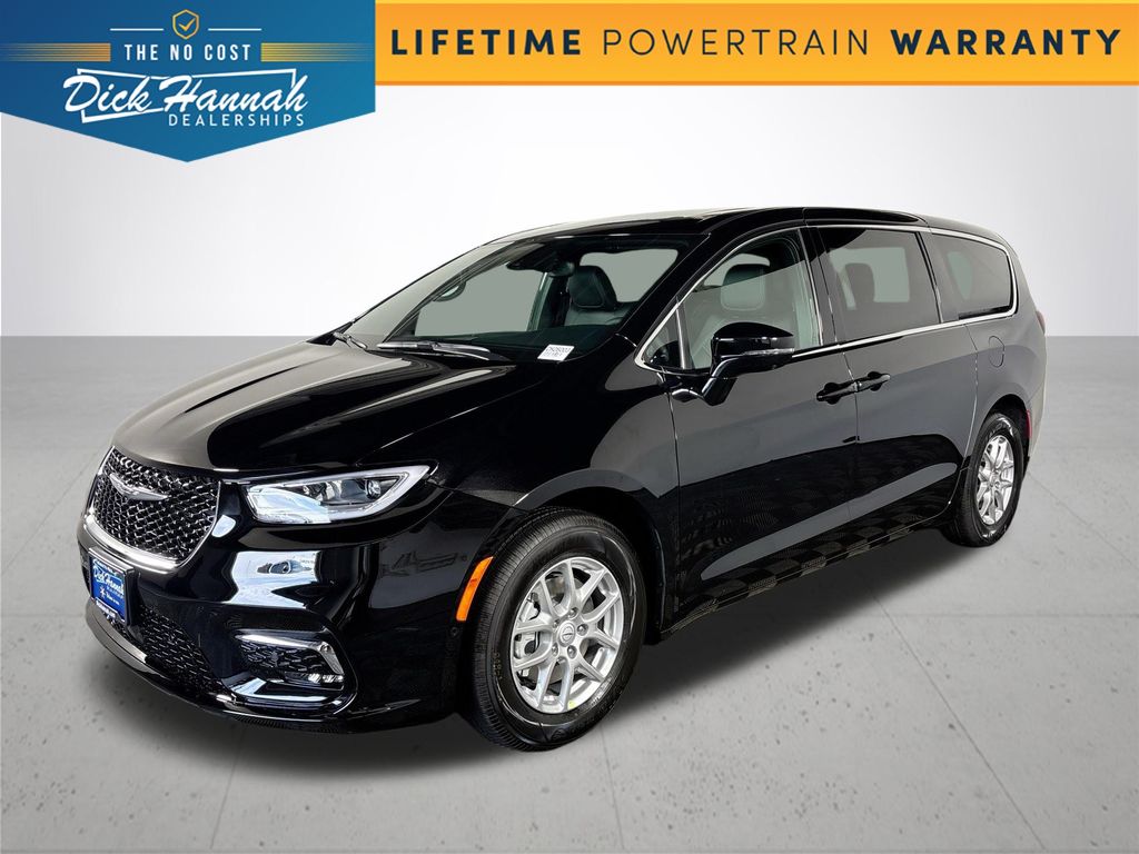 2026 Chrysler Pacifica Select's photo