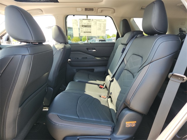 2025 Nissan Pathfinder Platinum photo 8