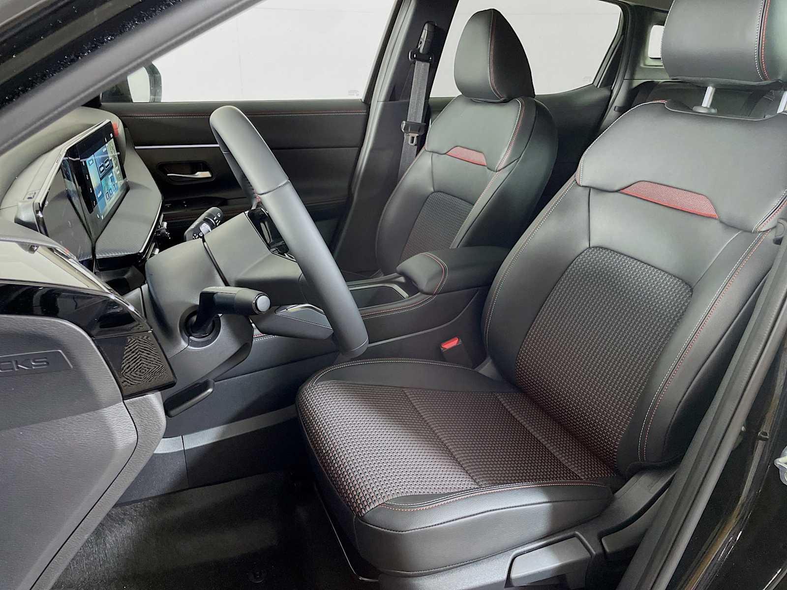 2025 Nissan Kicks SR photo 3