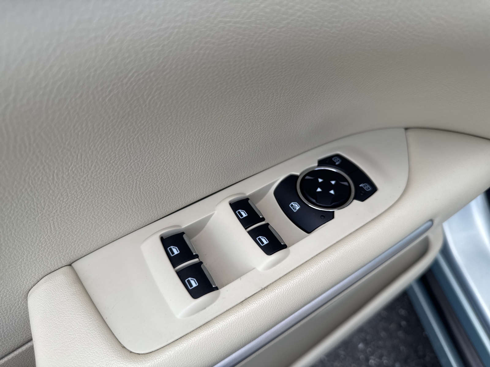 2013 Lincoln MKZ Hybrid photo 30