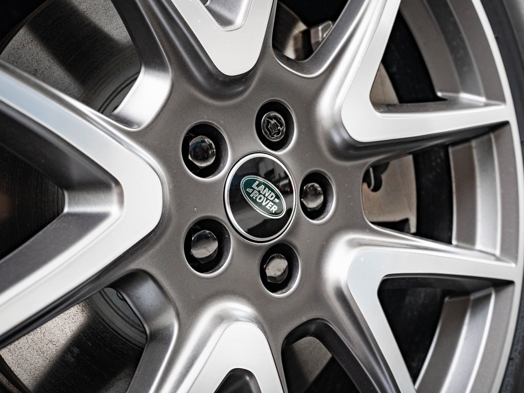2026 Land Rover Range Rover Velar SE photo 8