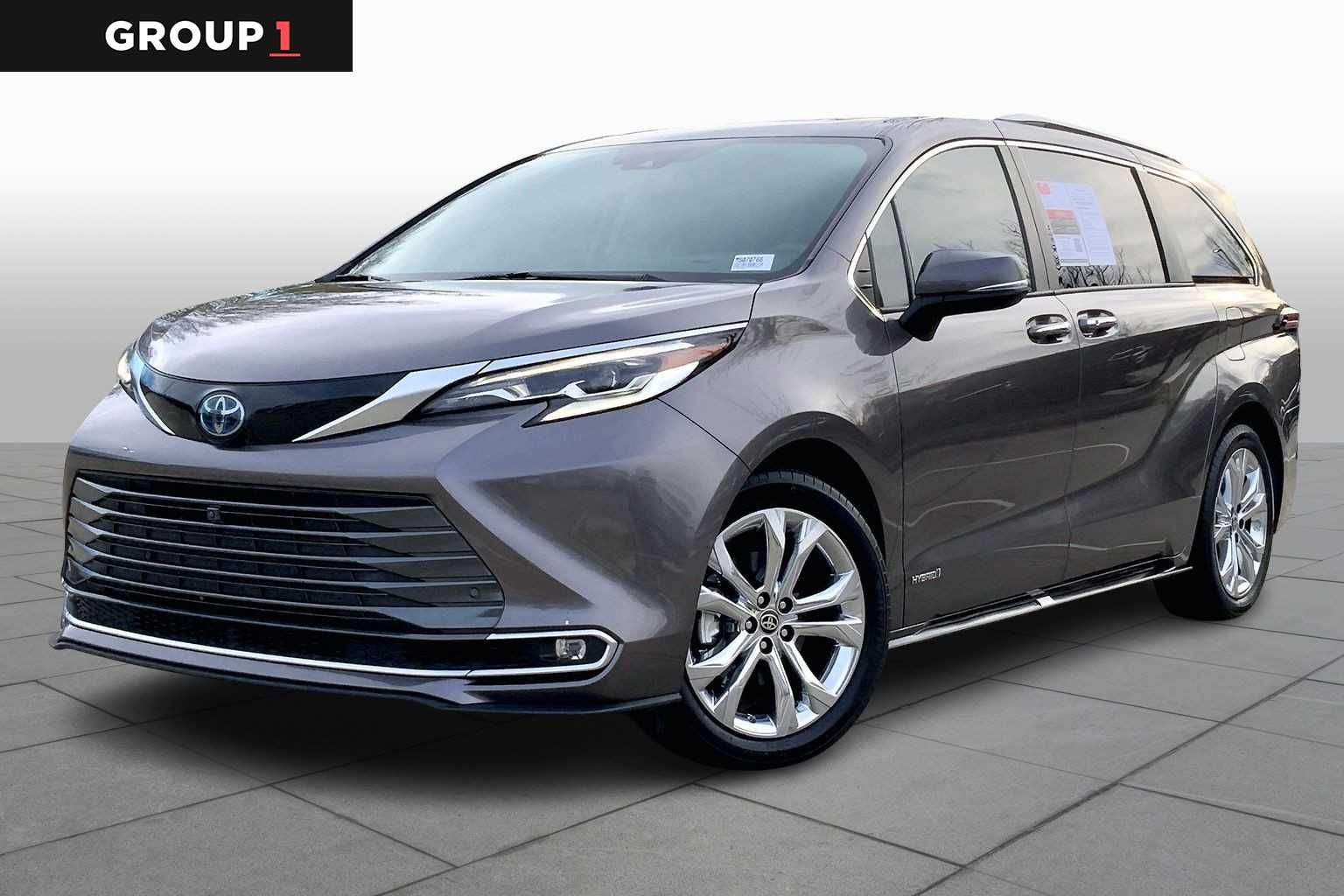 2021 Toyota Sienna Platinum's photo