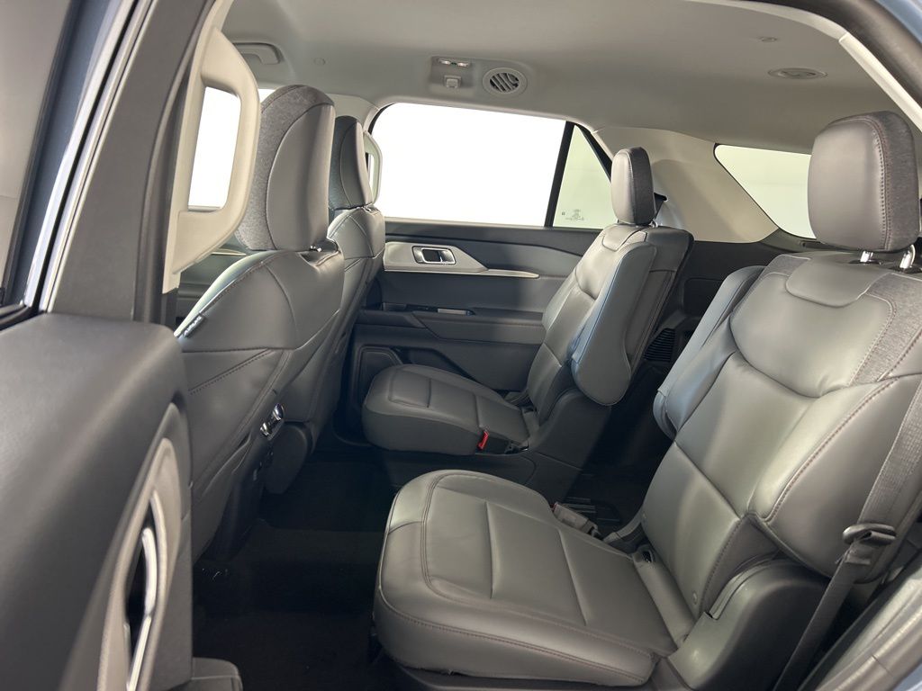 2025 Ford Explorer photo 27
