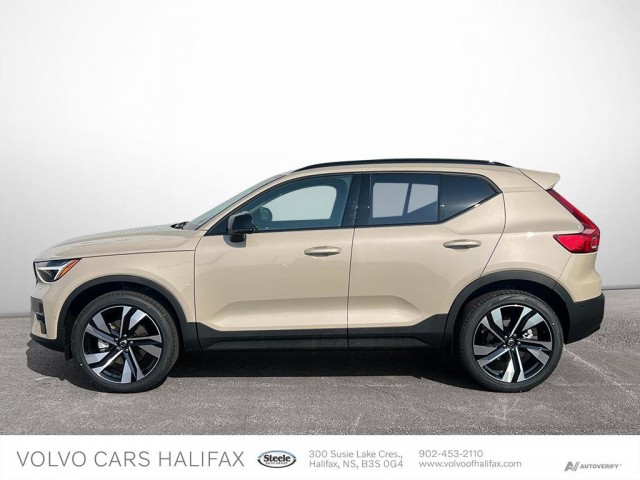 NEW 2026 VOLVO XC40 PLUS DARK THEME WITH NAVIGATION & AWD