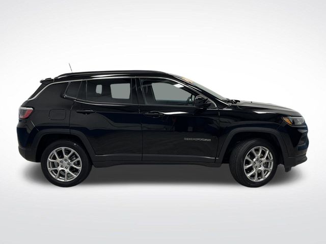 2024 Jeep Compass Latitude Lux photo 2