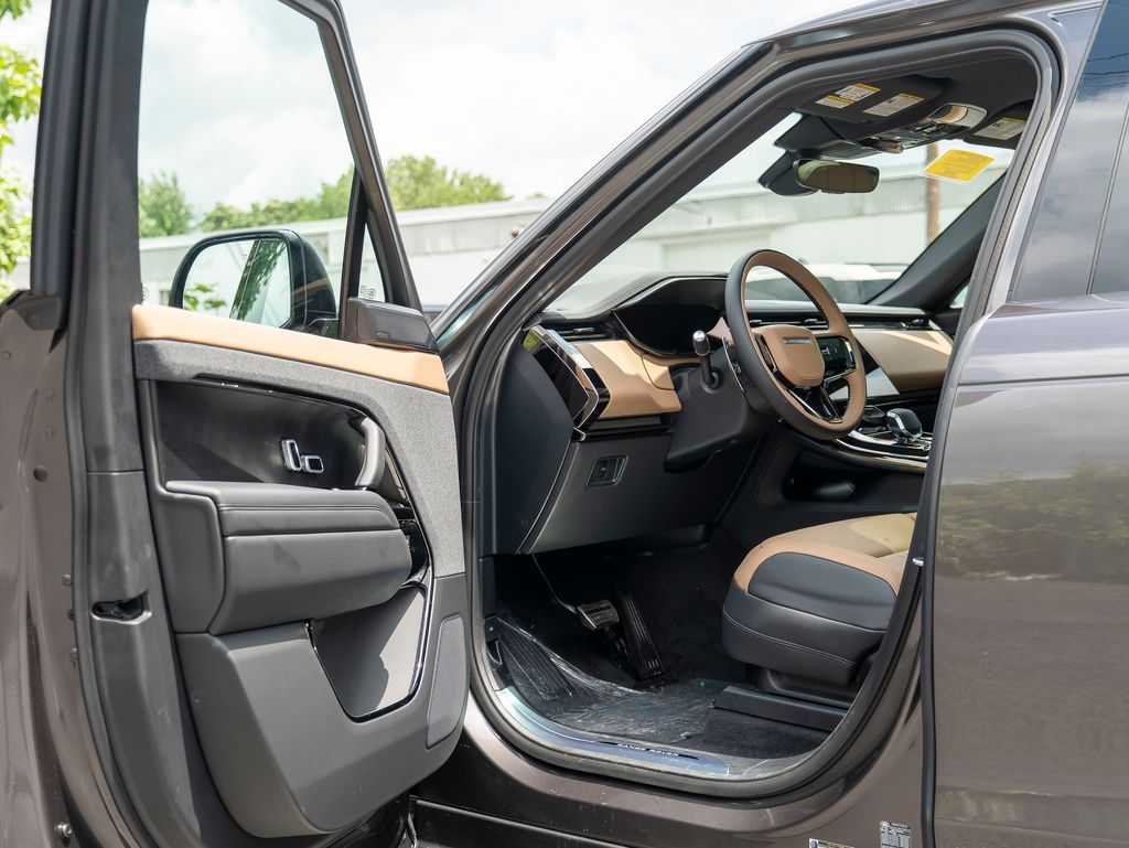2025 Land Rover Range Rover Sport SE photo 2