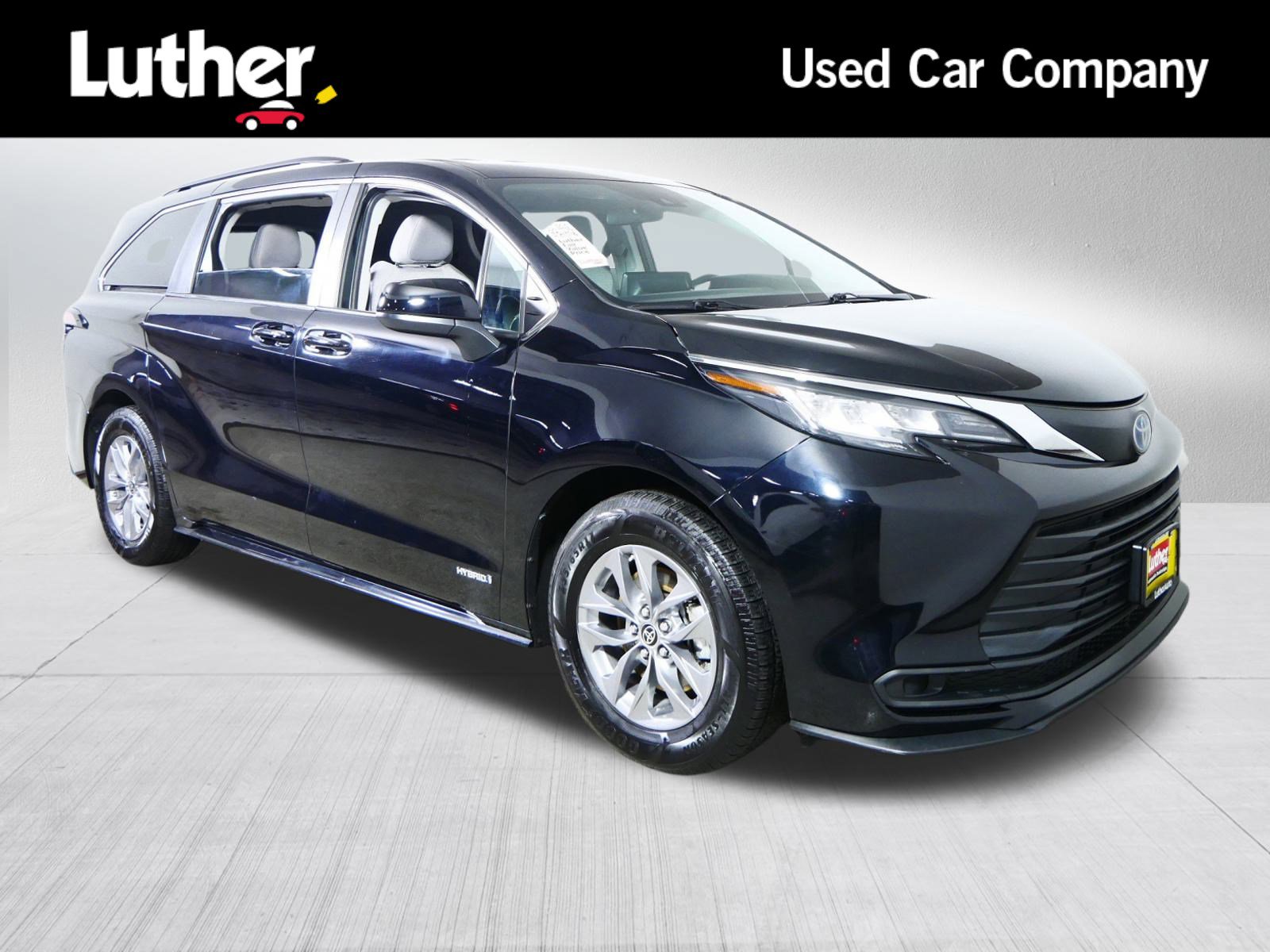 2021 Toyota Sienna LE's photo