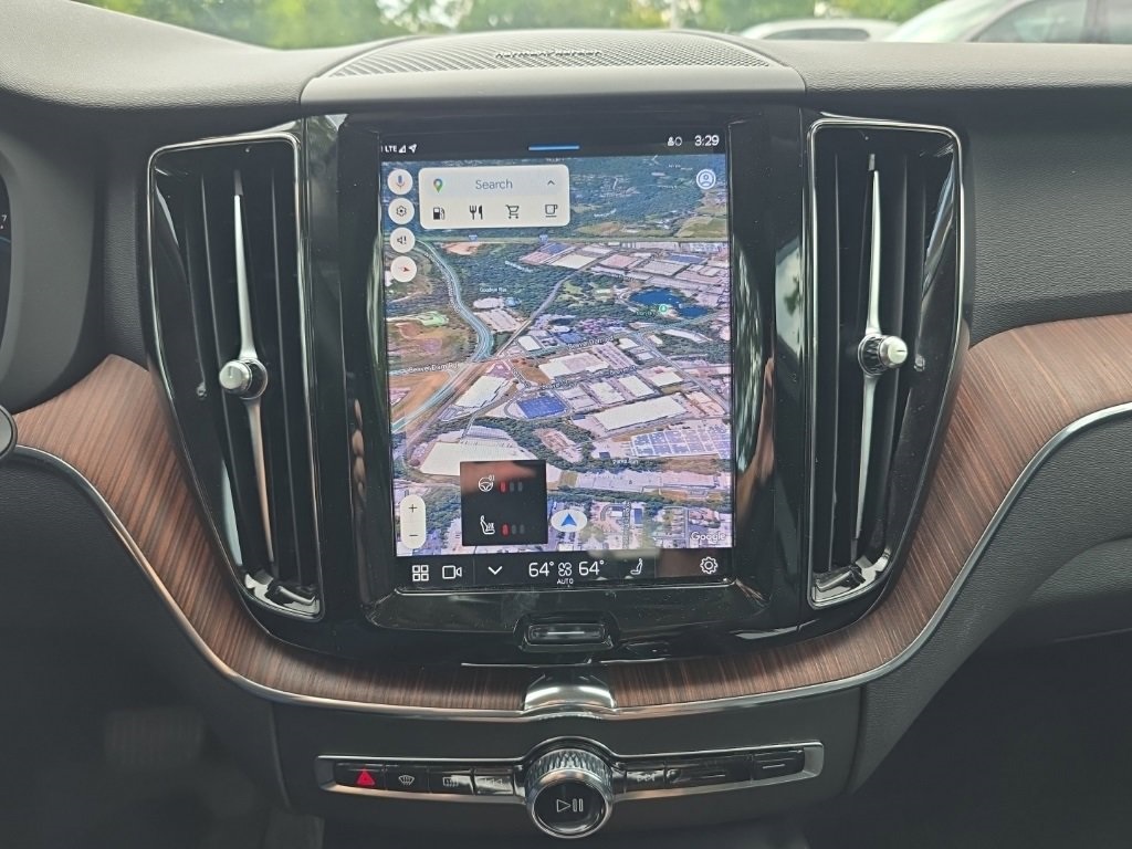 2023 Volvo XC60 B5 Plus photo 13
