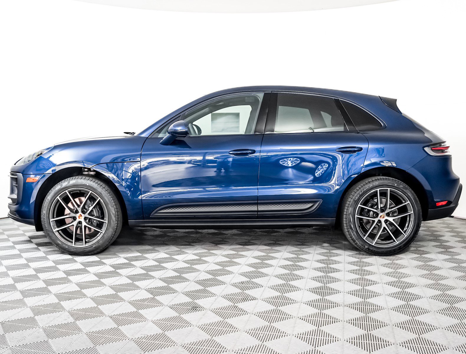 2025 Porsche Macan Turbo photo 2
