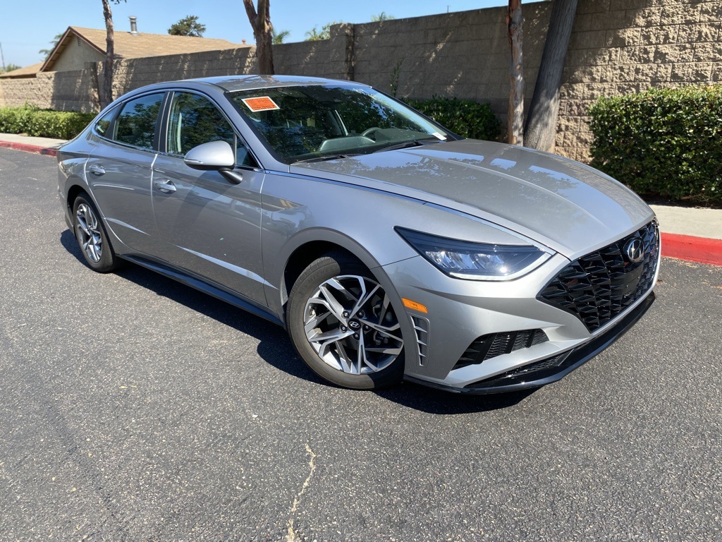 Used 2022 Silver Hyundai SEL image 1