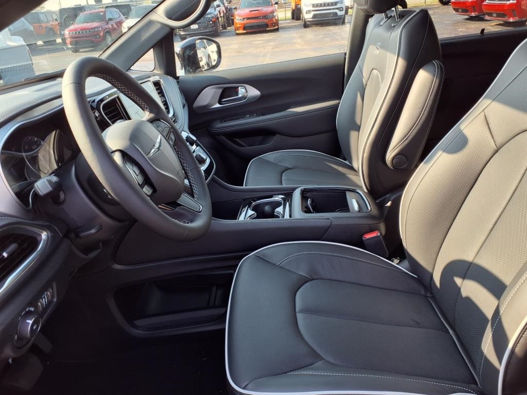 2026 Chrysler Pacifica Limited photo 9