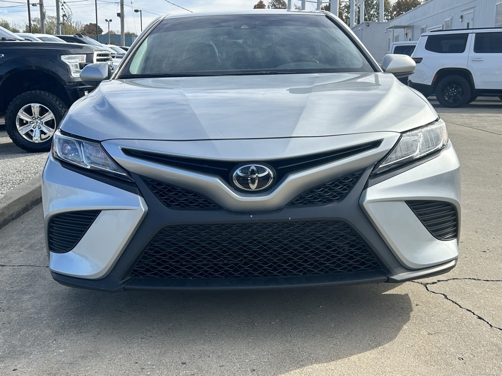 2020 Toyota Camry SE photo 3