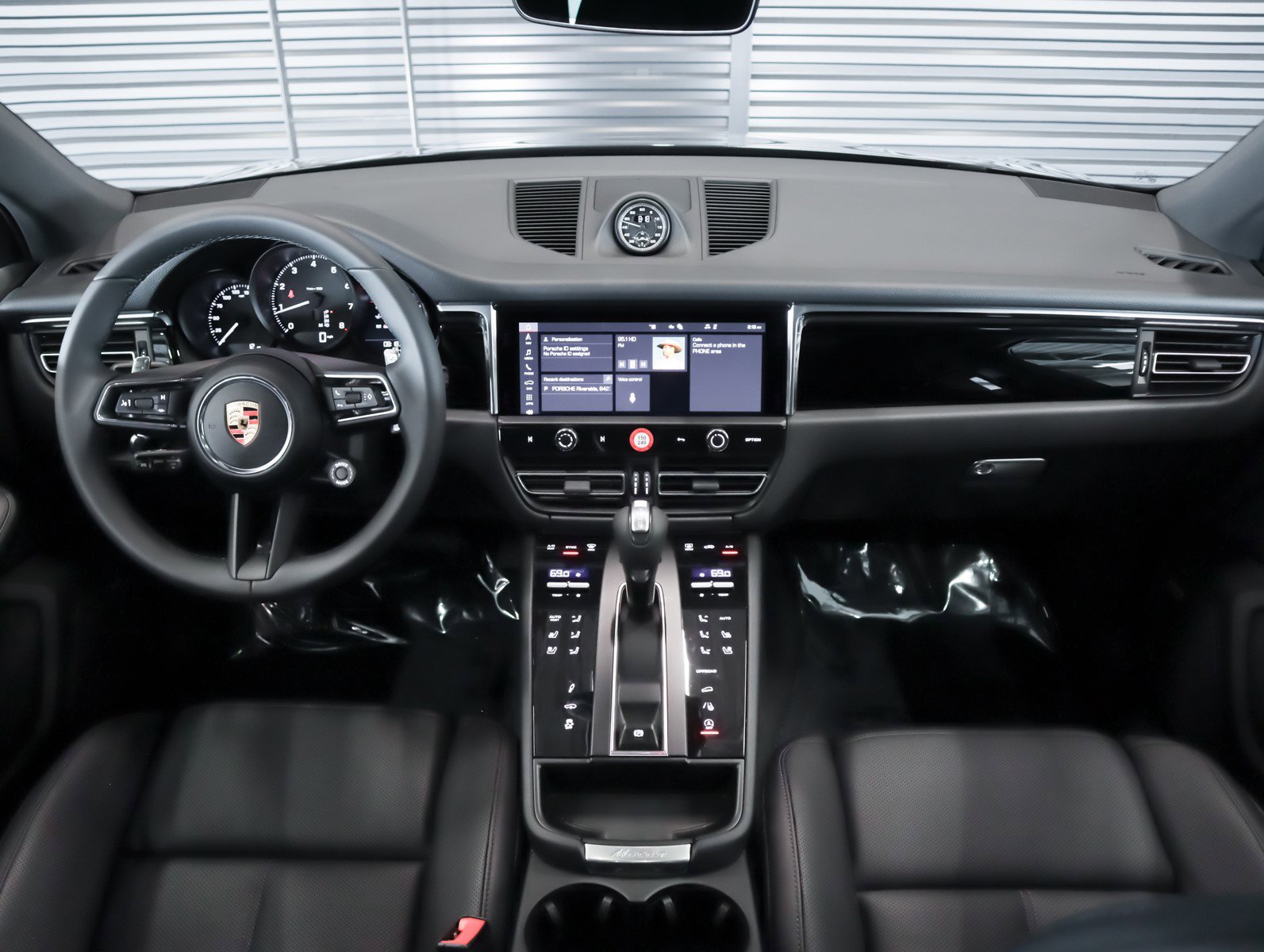 2025 Porsche Macan T photo 14