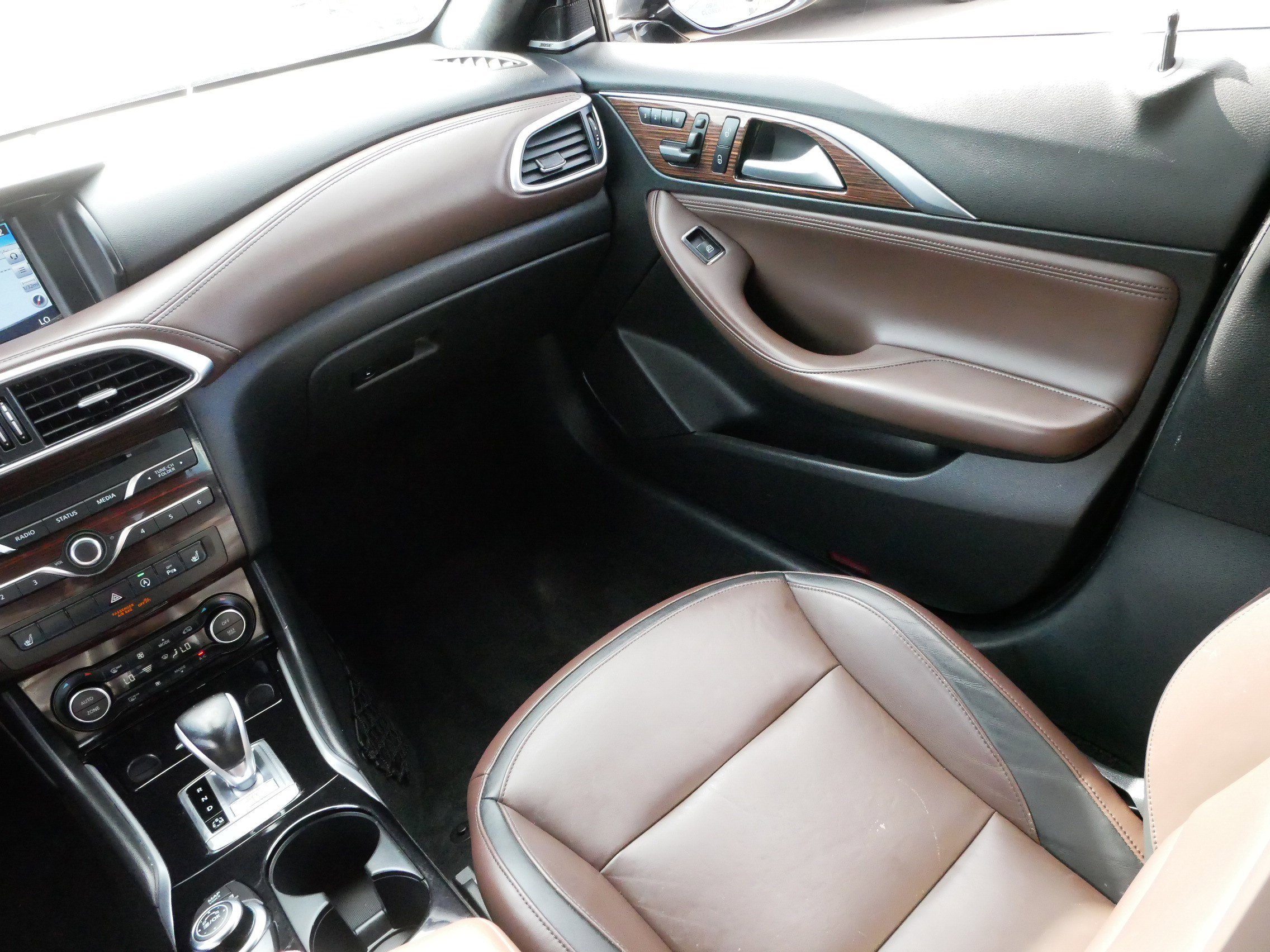 2017 Infiniti QX30 Premium photo 11