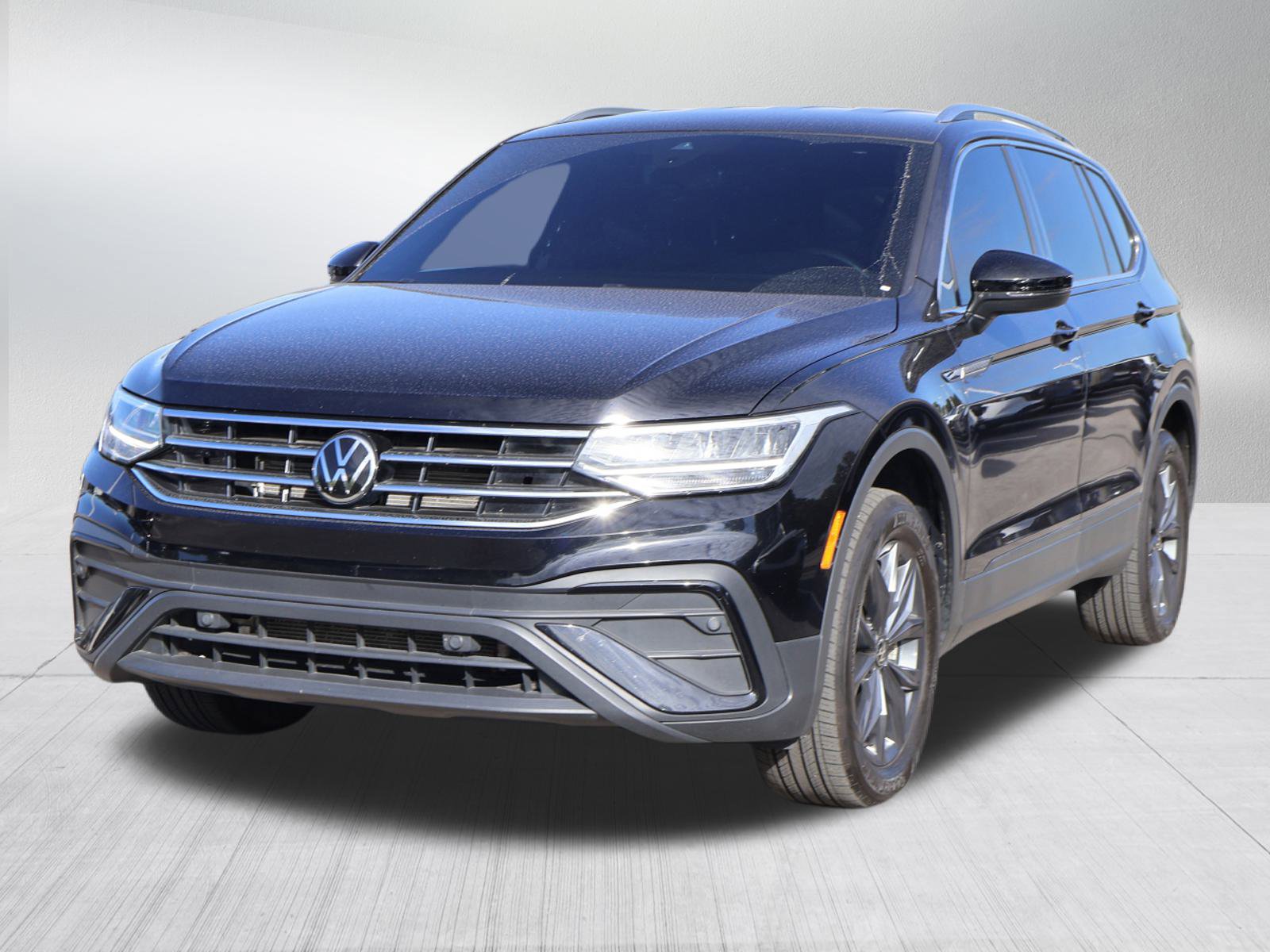 2023 Volkswagen Tiguan SE photo 3