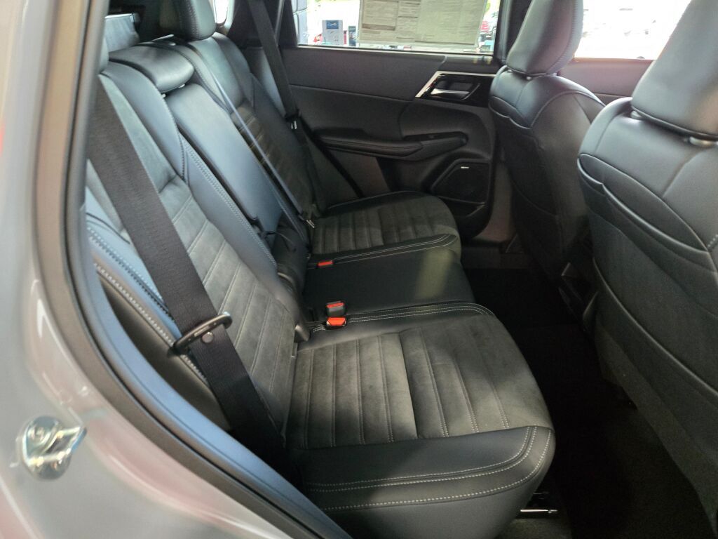 2025 Mitsubishi Outlander S-AWC photo 7