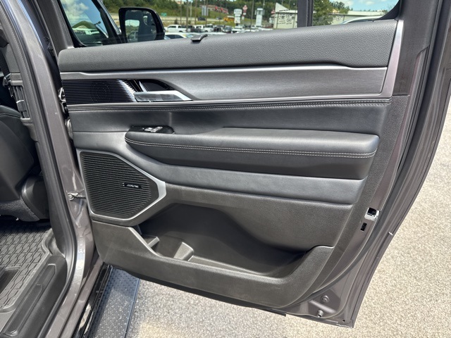 2025 Jeep Wagoneer L Series II Carbide photo 23