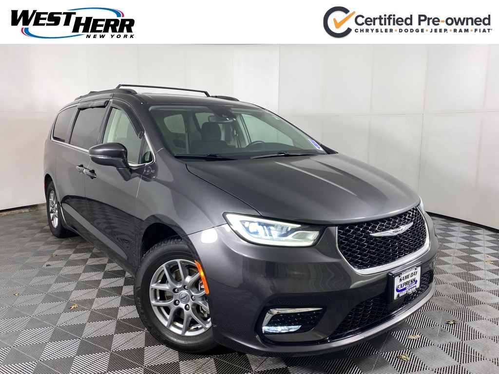 2021 Chrysler Pacifica Touring's photo