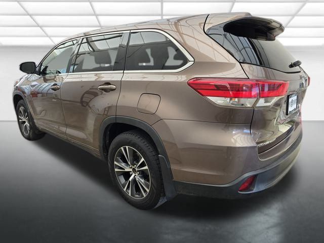 2018 Toyota Highlander LE Plus photo 3
