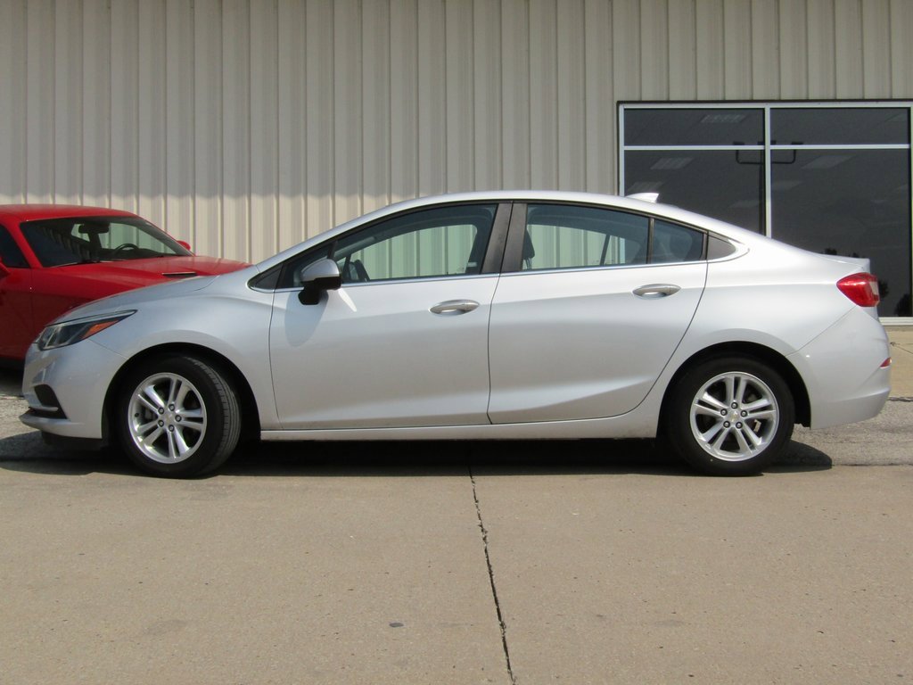 2017 Chevrolet Cruze LT photo 9