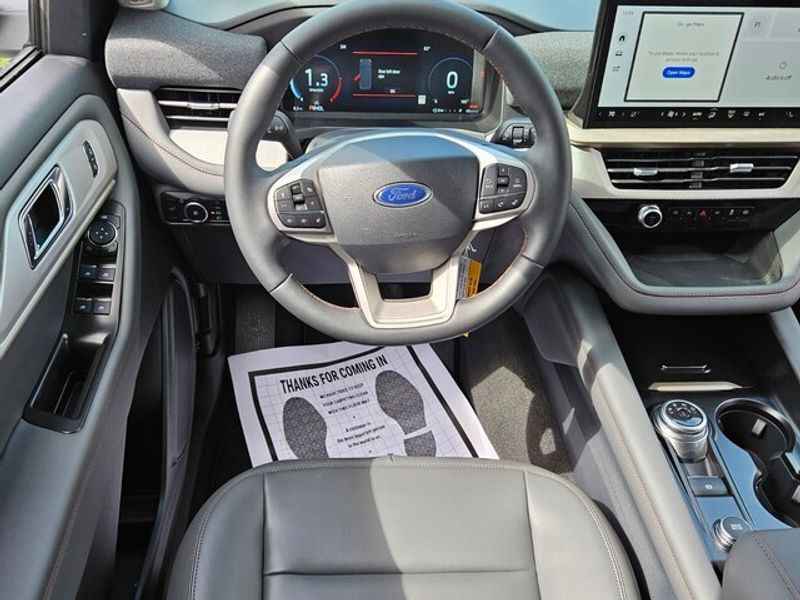 2025 Ford Explorer photo 7